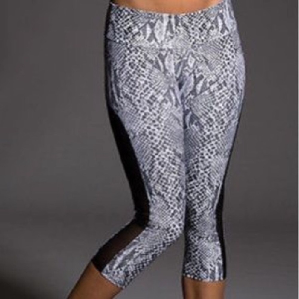 Onzie snake skin print Capri leggings. Size Med